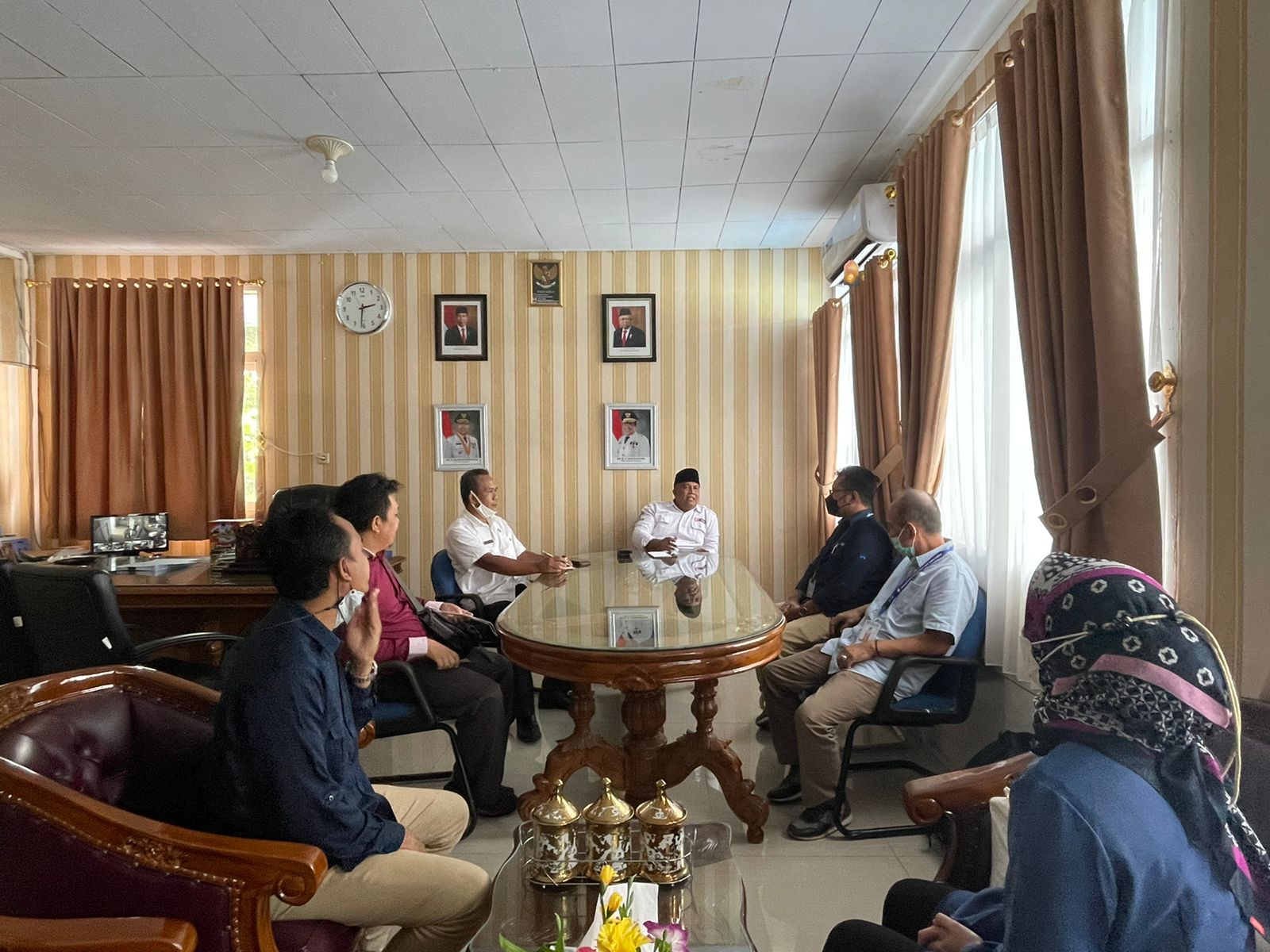 Tim survei Kemkominfo RI didampingi sekretaris PWI Provinsi Bengkulu membahas survei bersama Kepala Diskominfo Provinsi Bengkulu