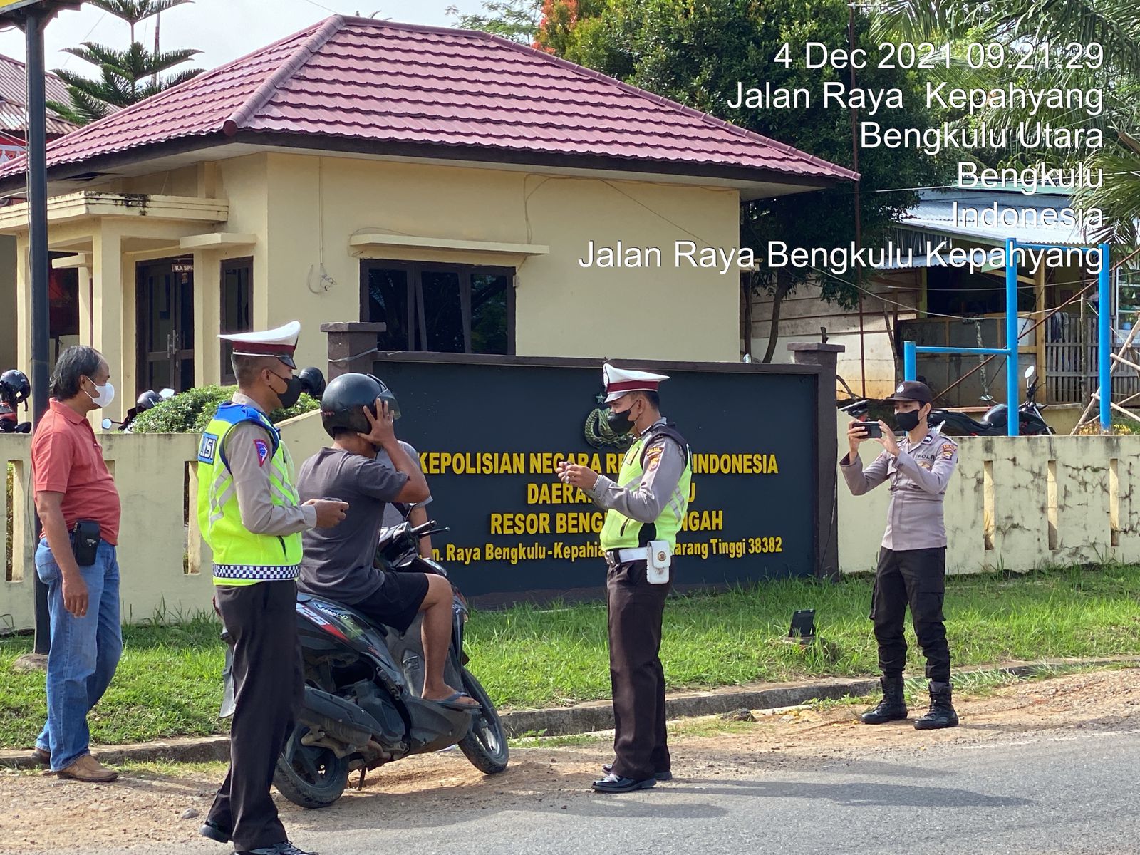 Polres Benteng Beri Himbauan dan Bagikan Masker