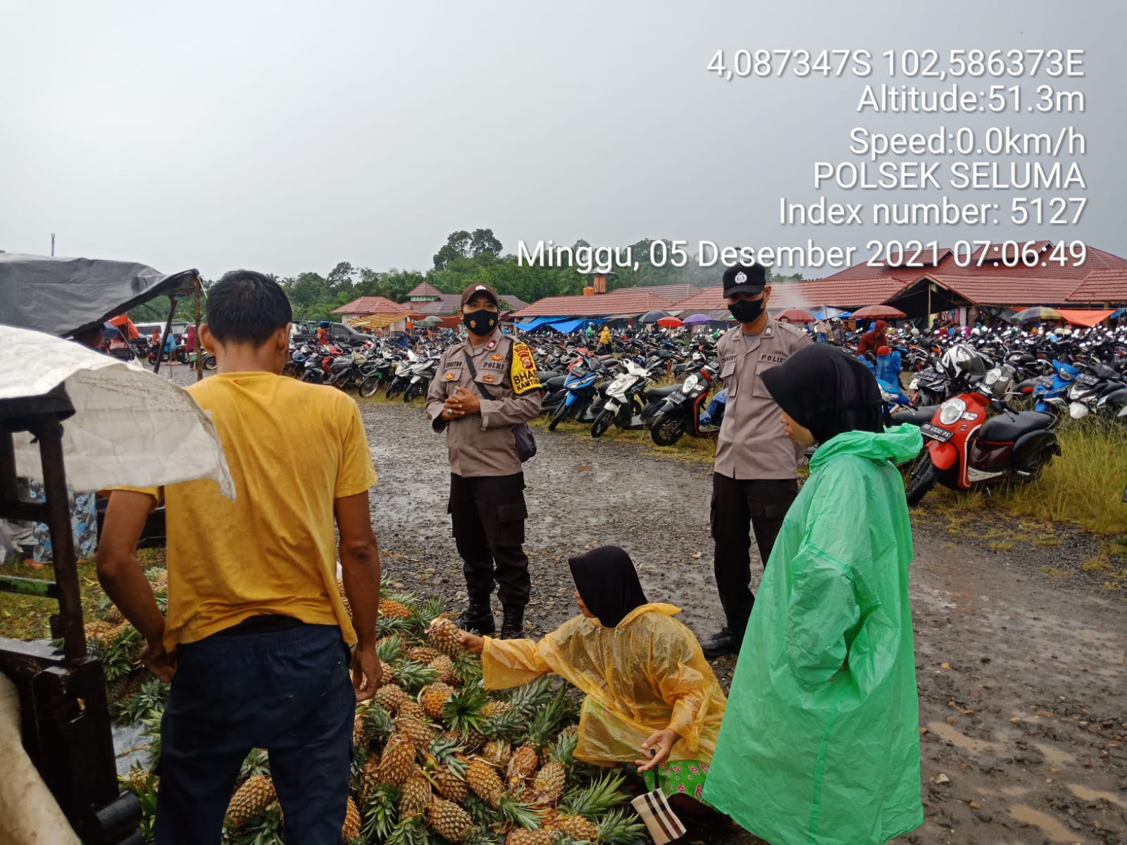 Sambang Pasar, Polres Seluma Gelar Binluh Prokes