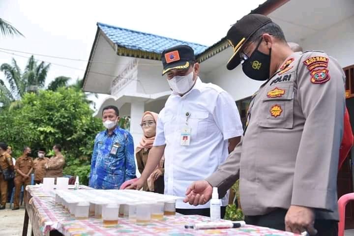 Bupati Zahir Tinjau Pelaksanaan Tes Urine Guru PNS