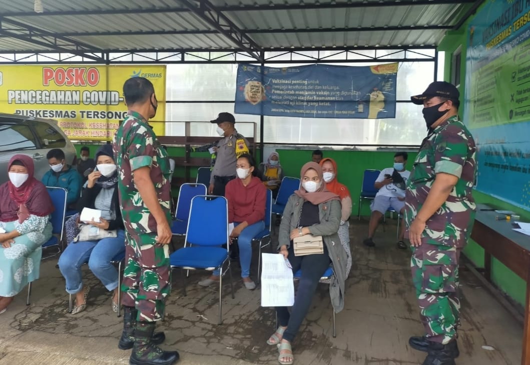 Danramil Pantau Langsung Pelaksanaan Vaksinasi Di Puskesmas Tersono