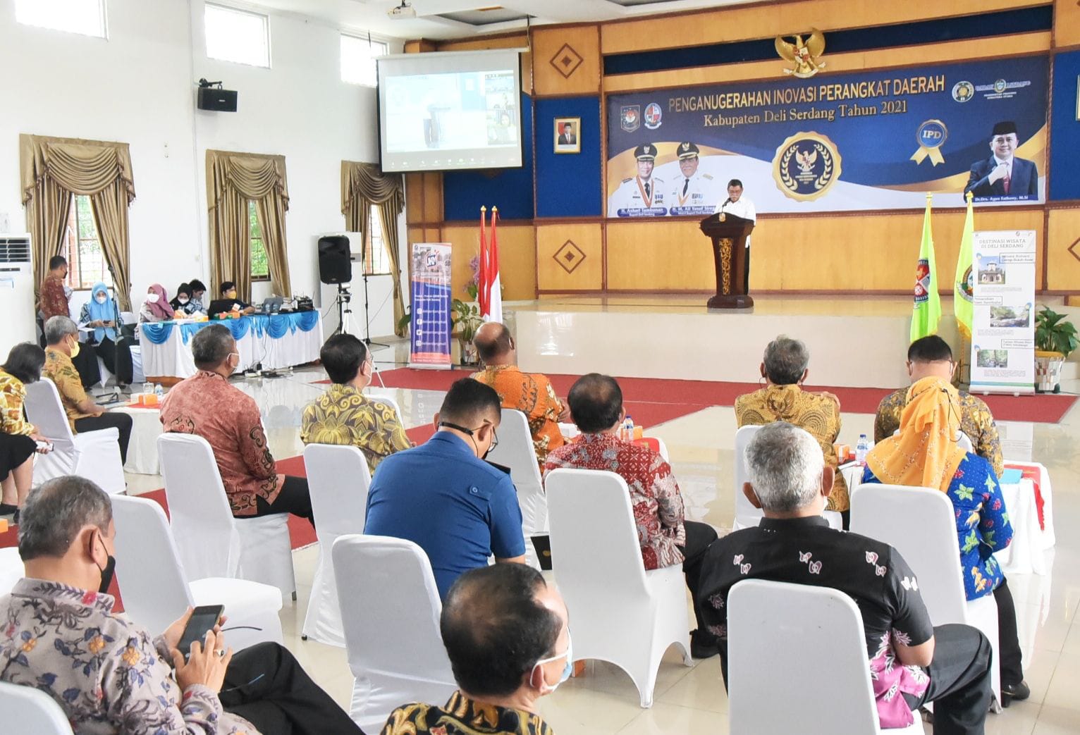 Wabup Deli Serdang Serahkan Penghargaan Pemenang Lomba Inovasi Perangkat Daerah