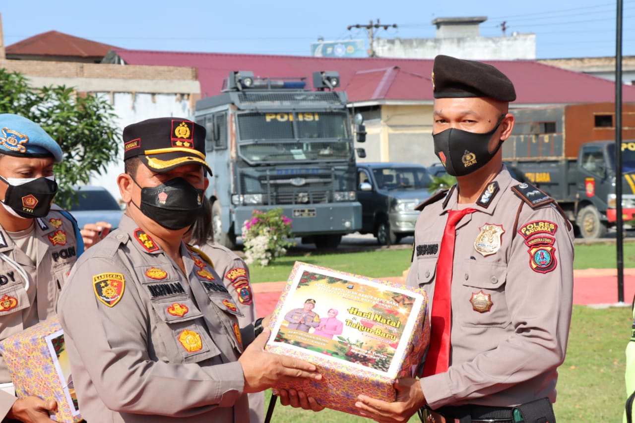 Kapolres Batubara Berikan Paket Natal Ke Personil dan Awak Media