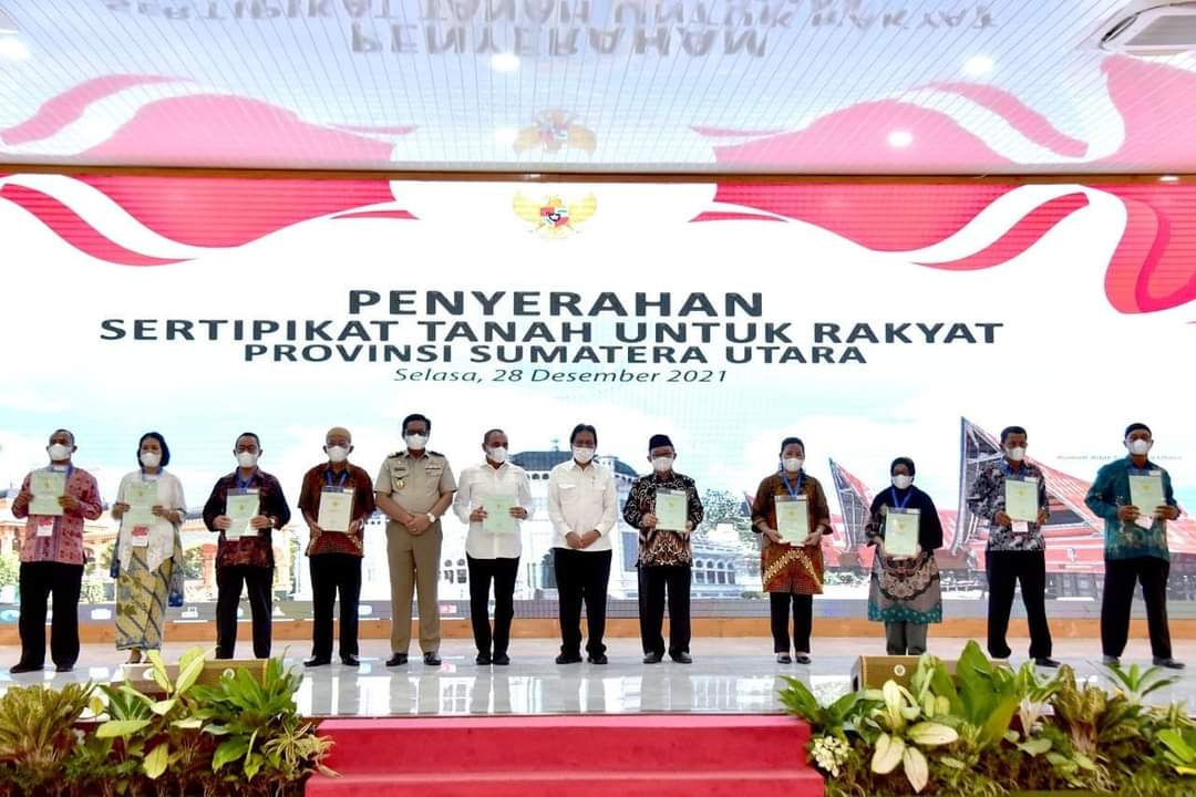 Menteri ATR Serahkan Sertifikat Tanah di Sumut