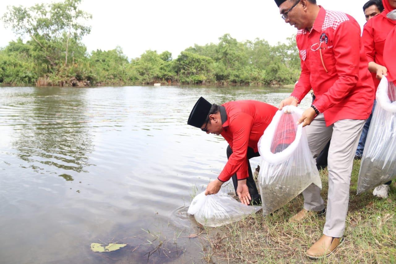 Menebar 10.000 Benih Ikan Nila Di Danau Kembar