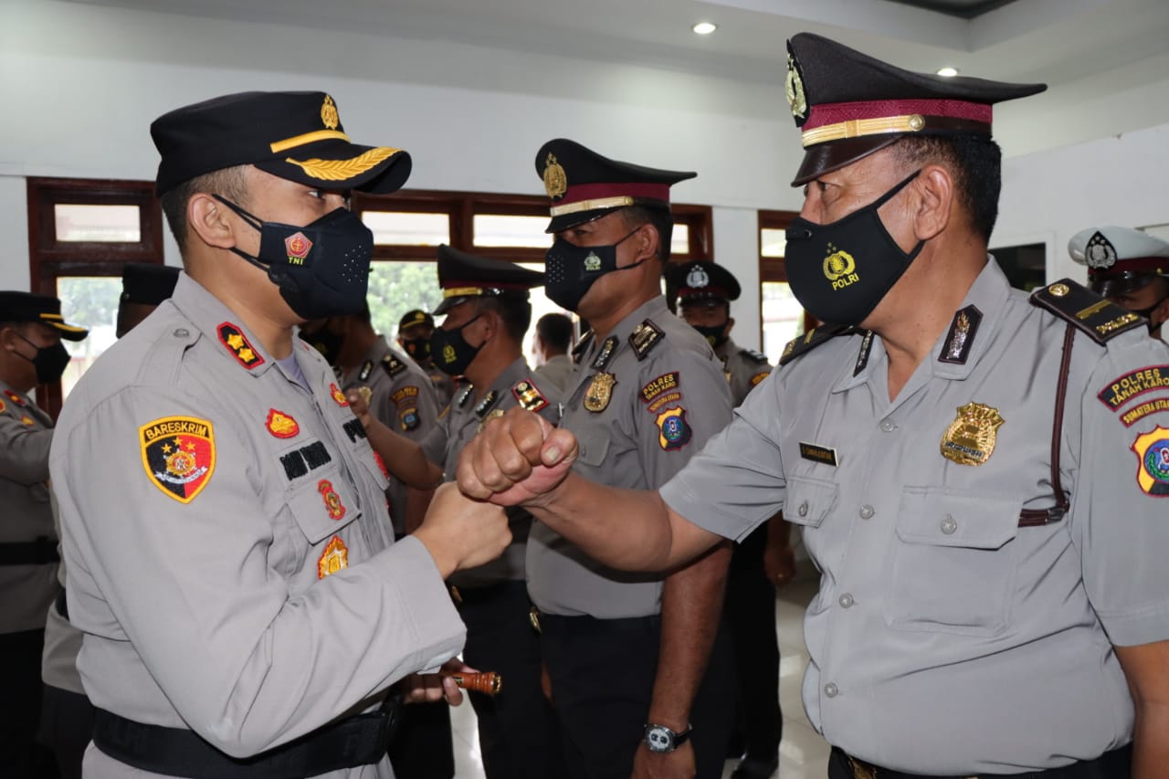 Kapolres Tanah Karo Pimpin Upacara Kenaikan Pangkat