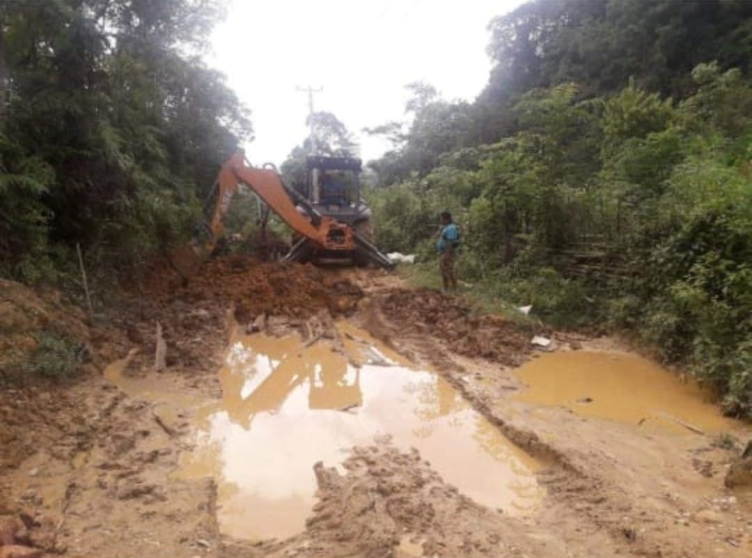 Jalan Poros Antar Desa Di Bukit Bulan Tak Kunjung Ada Perbaikan
