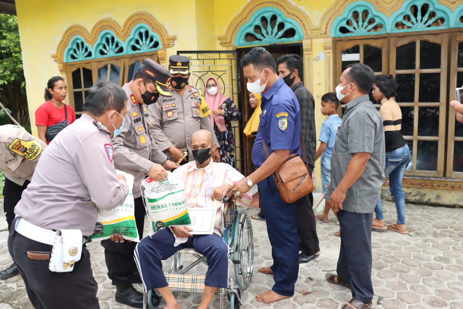 Kapolres Batubara Berikan Kursi Roda Kepada Warga Alami Kelumpuhan