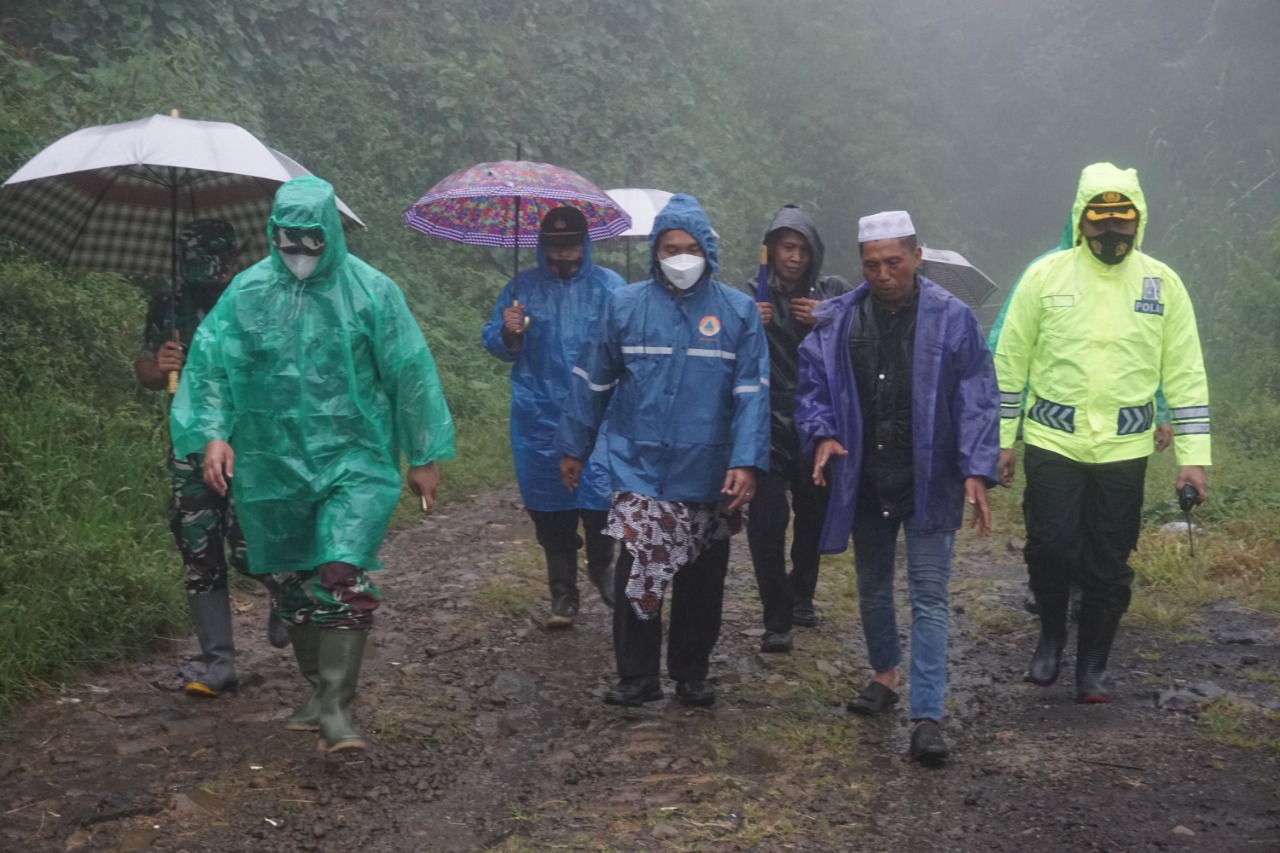Bupati Batang Bersama Dandim dan Kapolres Tinjau Lokasi Longsor