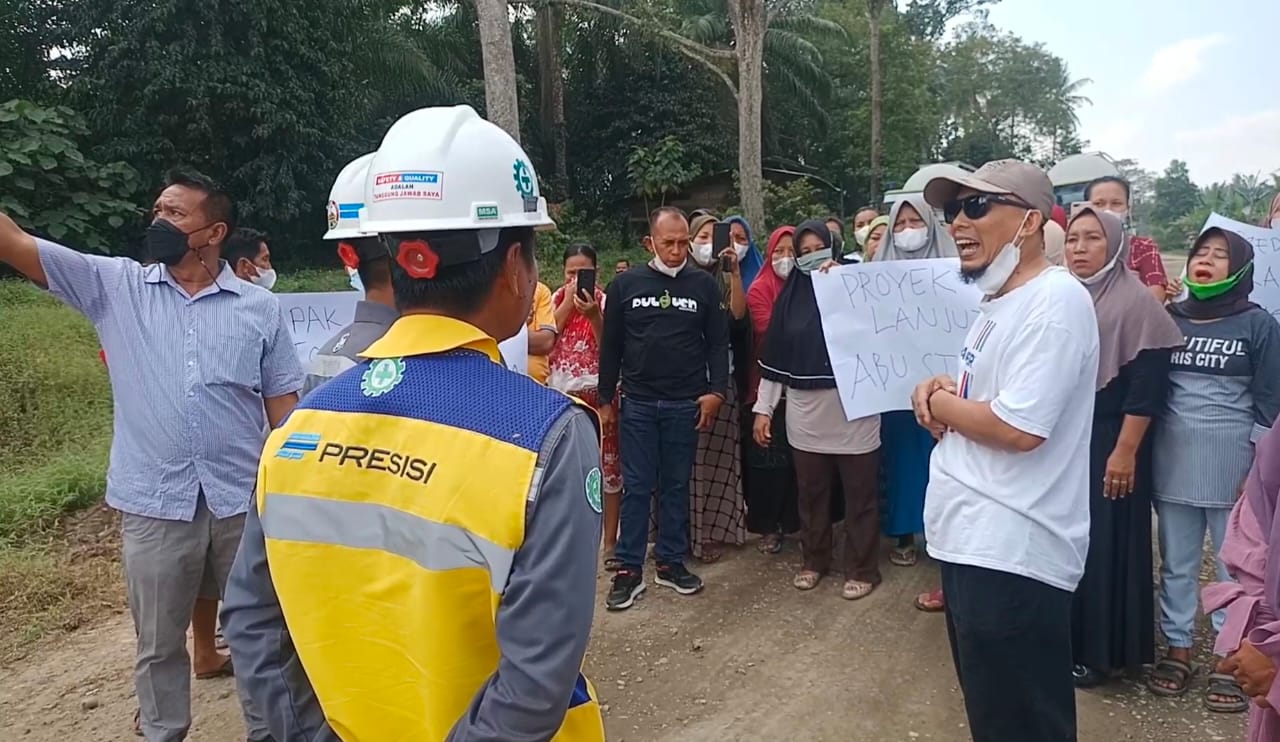 Emak-emak di Batubara Protes Truk Pengangkut Pecahan Batu