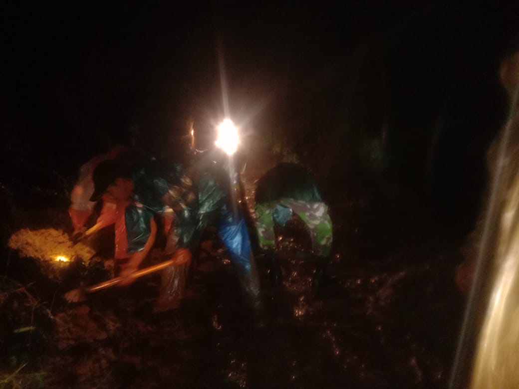 Tanah Longsor di Dukuh Wonolobo Blado Tutup Akses Jalan