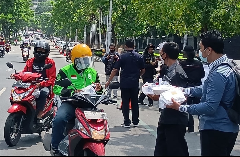 Wartawan Peduli Sosial Bagikan 300 Dus Nasi Kotak