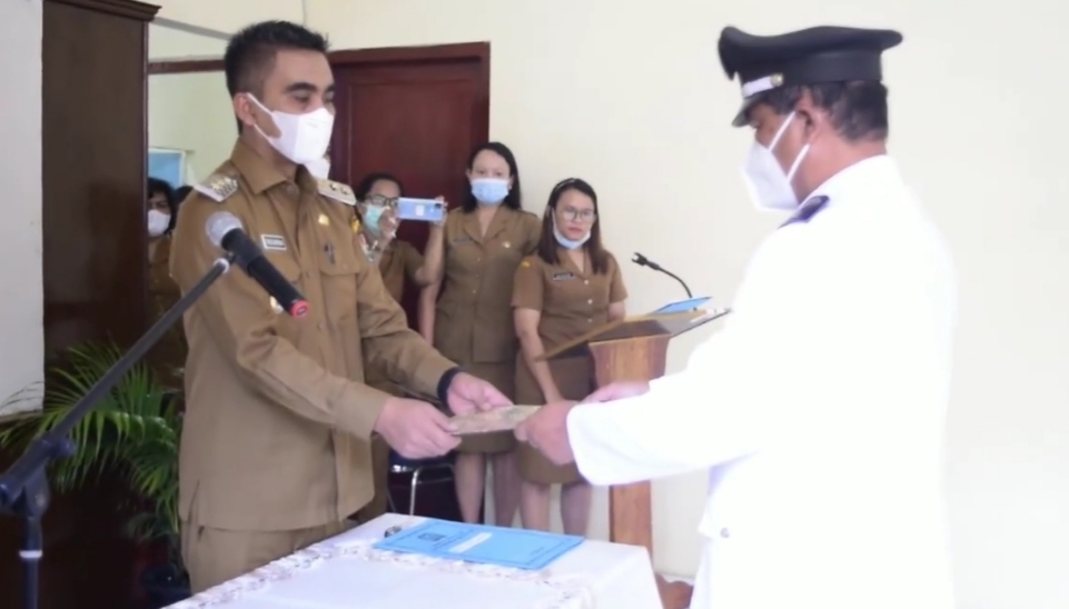 Wabup Karo Lantik Kepala Desa Perbaji