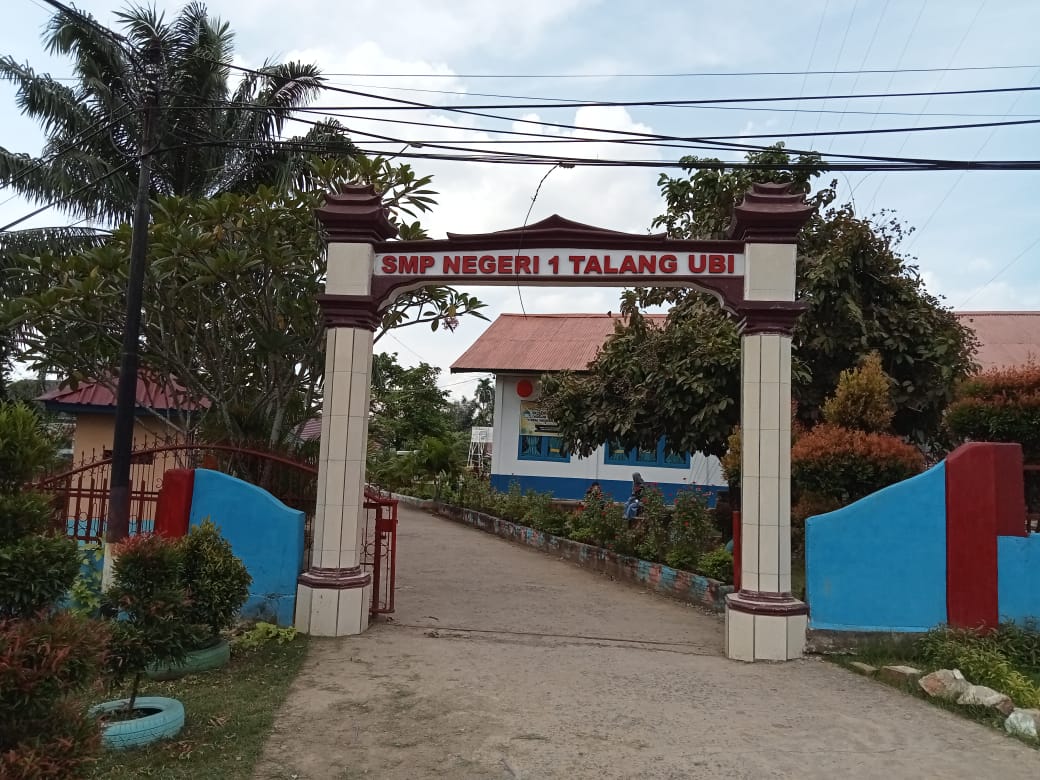 Wali Murid Keluhkan Bayar Seragam Kepsek : Itu Sesuai SK Bupati