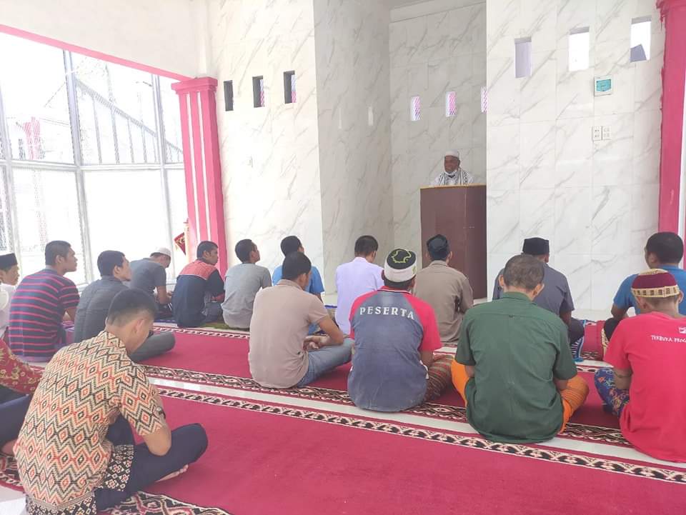 Warga Binaan Rutan Kabanjahe Laksanakan Sholat Jumat Berjamaah