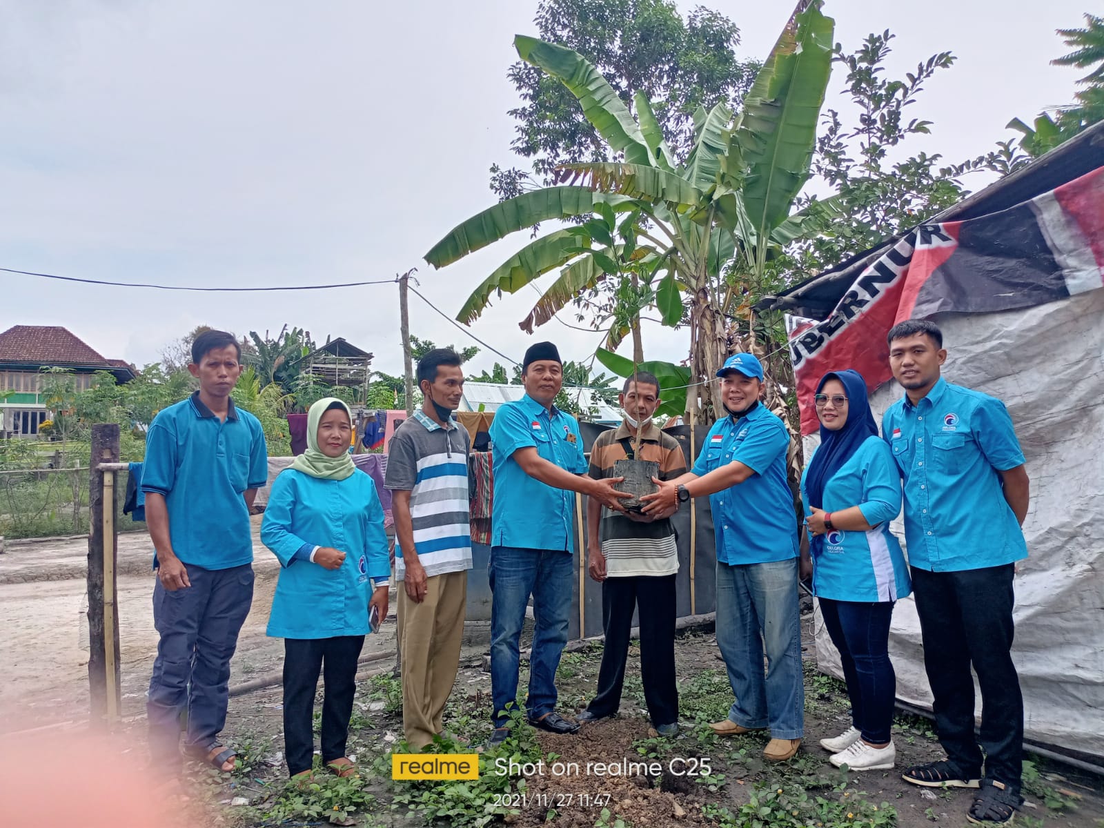 DPD Gelora PALI Tanam dan Bagikan Puluhan Pohon Mangga