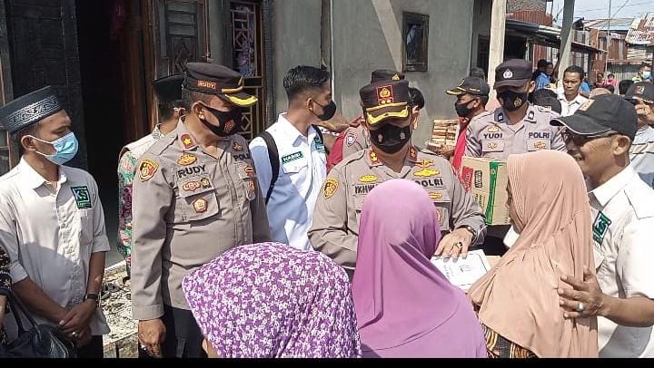 Kapolres Batubara Bantu Korban Kebakaran di Tanjung Tiram