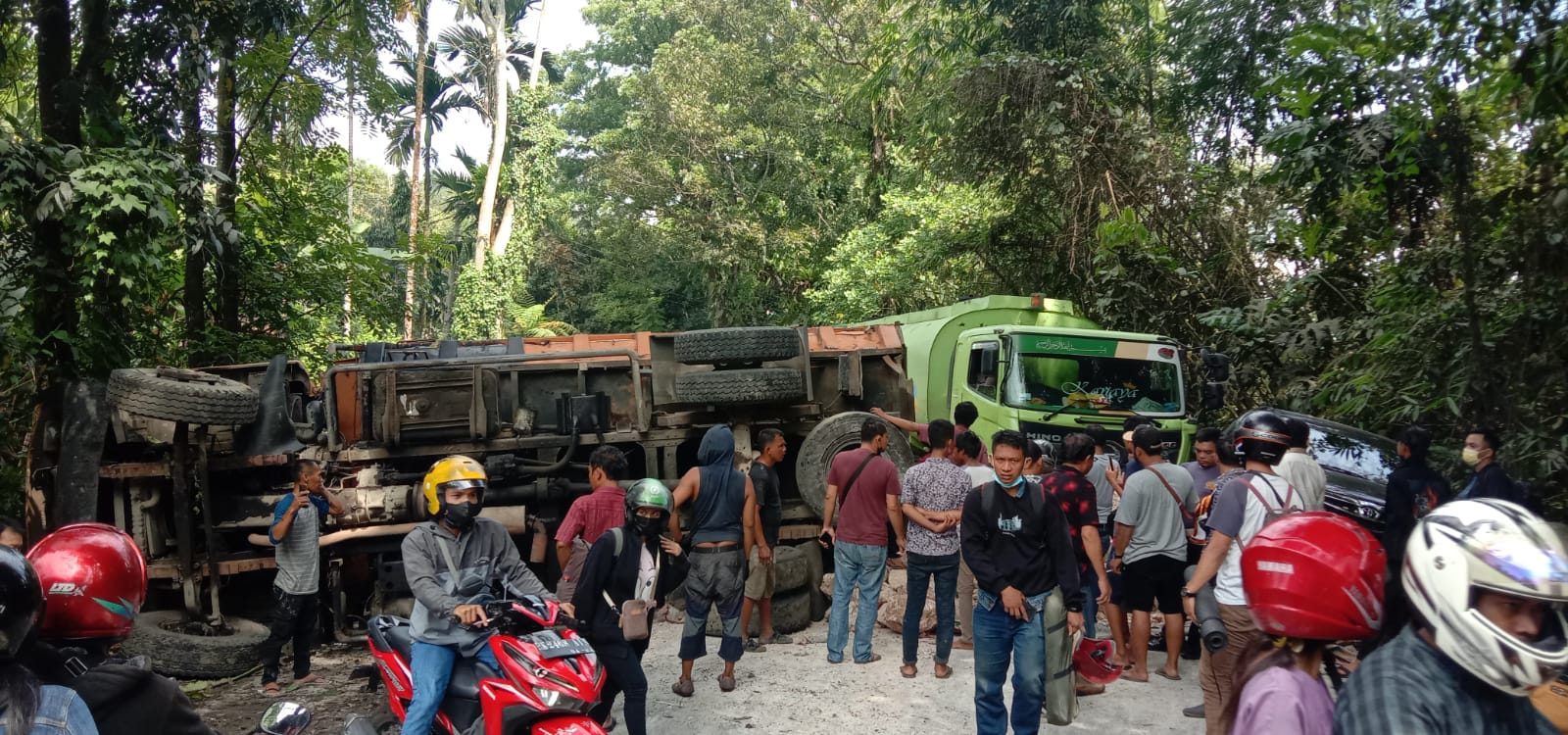 Truk Terbalik di Kawasan Tirtanadi Sembahe