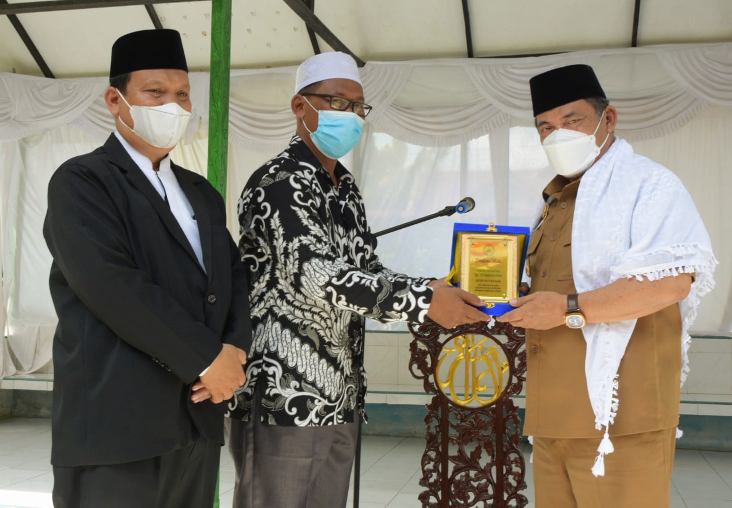 Wabup Deli Serdang Serahkan Bantuan Paket Sembako di Ponpes NU Al-Qomariah