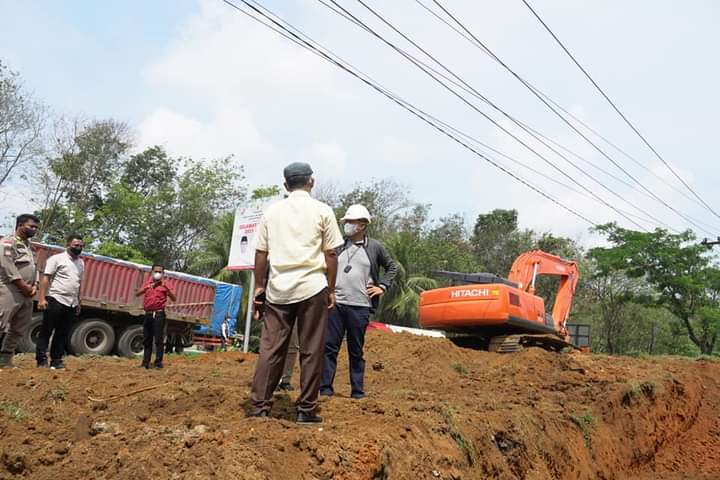Bupati Zahir Pastikan Proyek Bahu Jalan Kantor Bupati Berjalan Lancar