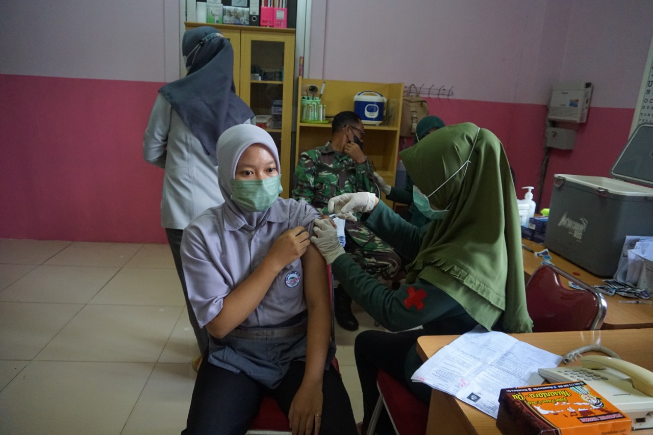 Dandim Tinjau Langsung Serbuan Vaksinasi Kodim 0736/Batang Di PT SSM