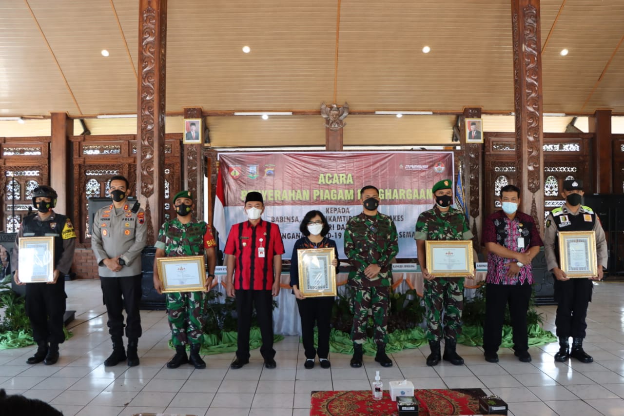 Ratusan Babinsa Bhabinkamtibmas dan Nakes di Semarang Terima Penghargaan