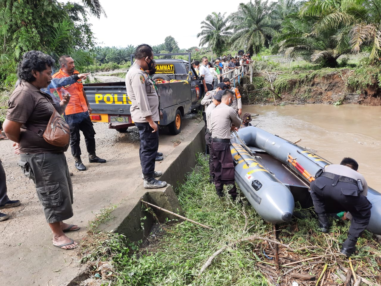 Mobil Hanyut Diseret Air Sungai Ibu dan Anaknya Tewas Tenggelam