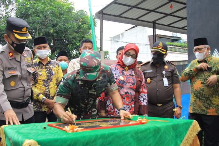 Bupati dan Wabup Labuhanbatu Saksikan Dandim 0209/LB Resmikan Lingkungan Cut Mutia Jadi Kampung Pancasila