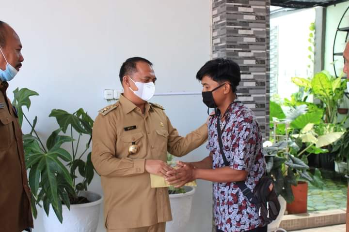 Bupati Labuhanbatu Berikan Bantuan Perobatan Kepada Nurul Aisyah