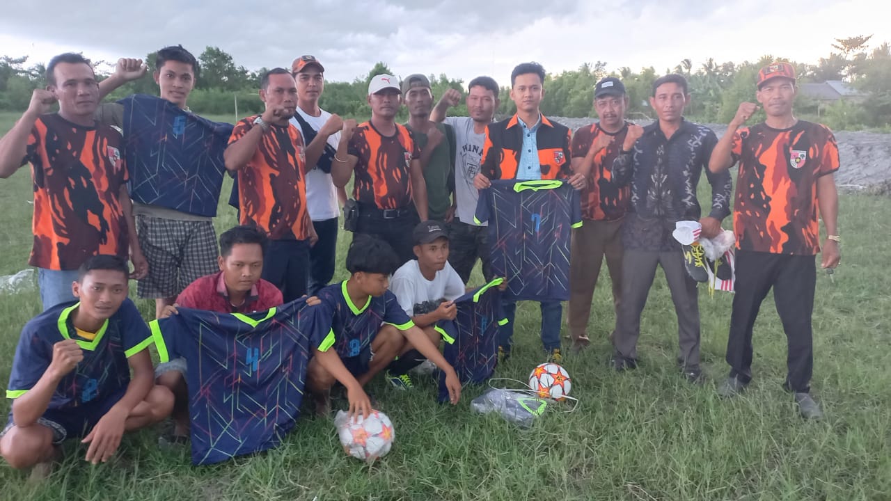 Peduli Olahraga Ketua PP Nibung Hangus Berikan Kostum Bola