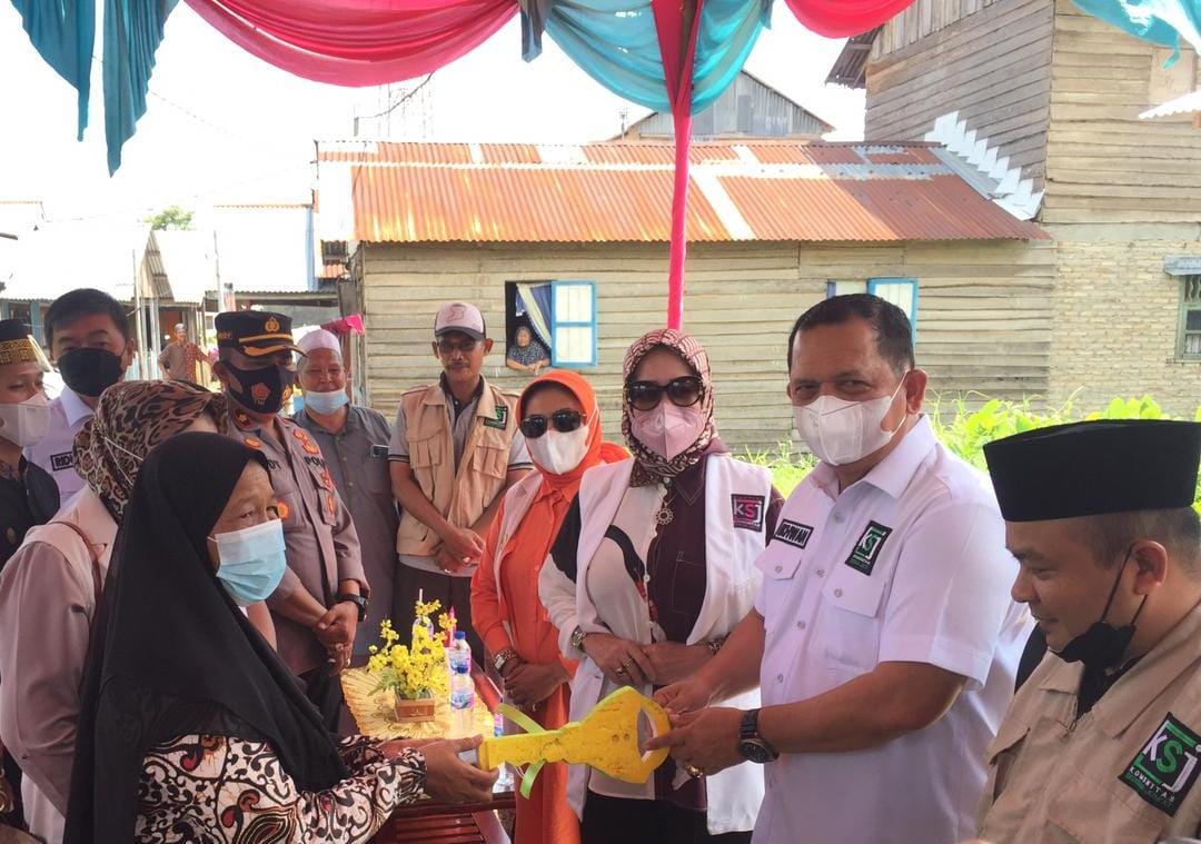 Serahkan Kunci Bedah Rumah Korban Kebakaran Ikhwan : KSJ Bukan Gerakan Politik