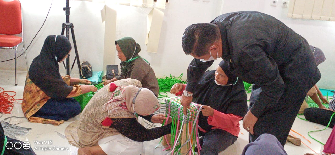 Tingkatkan Perekonomian Diskop dan UKM PALI Gelar Pelatihan Kerajinan Anyaman