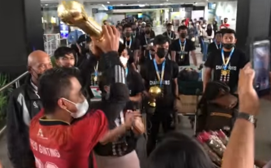 Theopilus Bersama Karo Mania Sambut Tim Karo United Di Bandara Kuala Namo