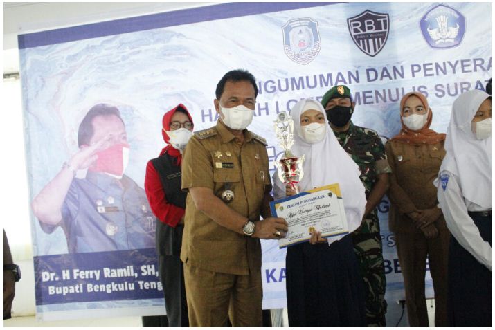 Bupati Bengkulu Tengah Berikan Hadia Kepada Pemenang Lomba Menulis Surat Tingkat SD Dan SMP