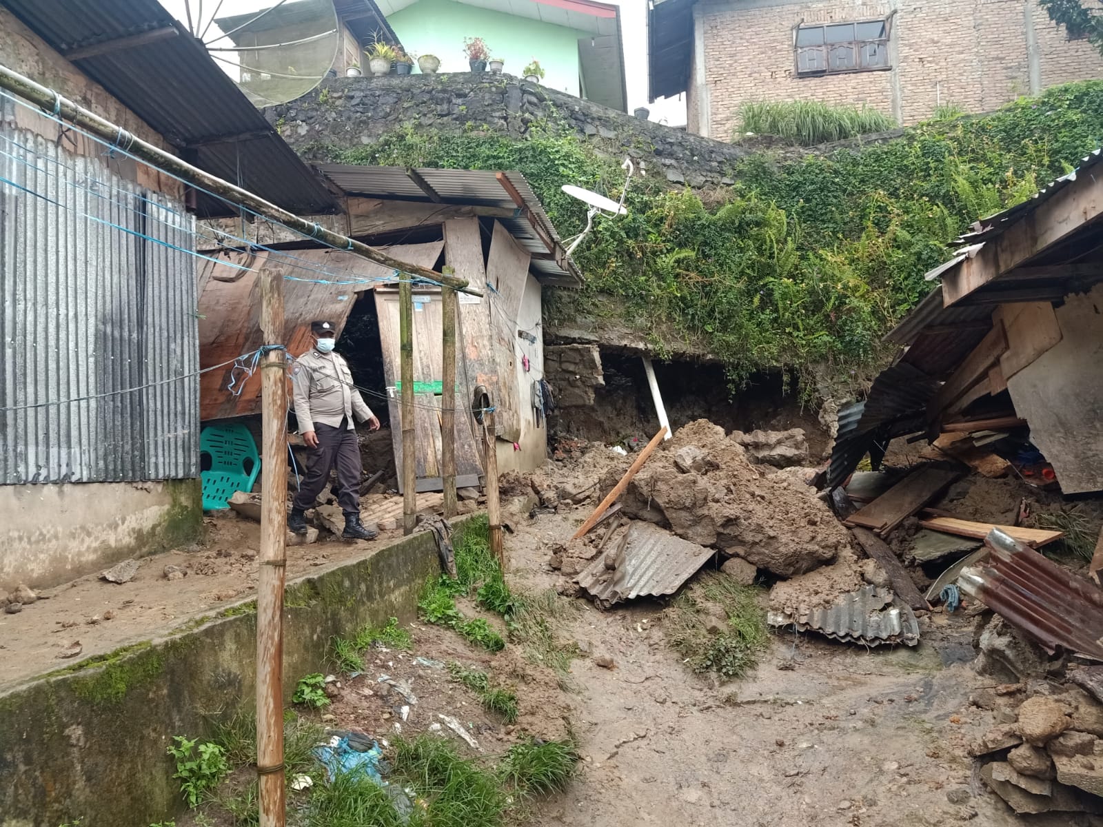 Akibat Hujan Deras 5 Rumah Warga Desa Gongsol Tertimbun Material Longsor