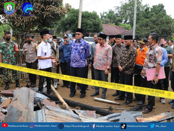  Bupati Kaur Menyerahkan Bantuan Kepada Korban Kebakaran