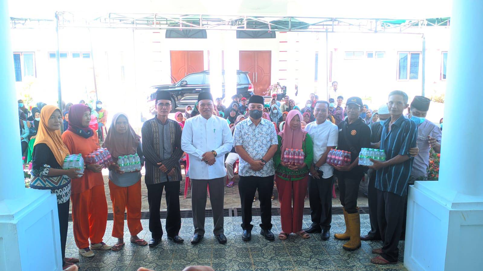 Menjelang Idulfitri 1443 H, Bupati Seluma Membagikan Bingkisan Kepada Petugas Lapangan Dinas Lingkungan Hidup