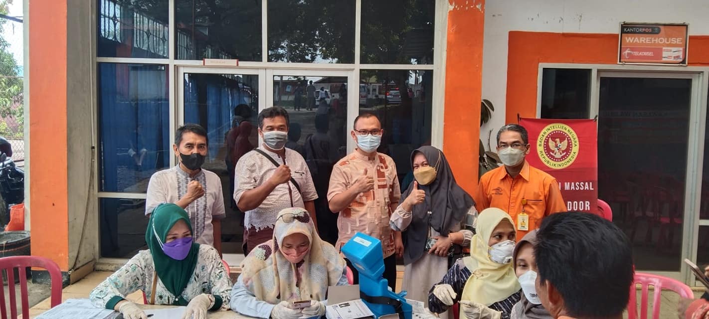 Vaksinasi Dinkes Kota Sambangi Dehasen dan POS Padang Jati