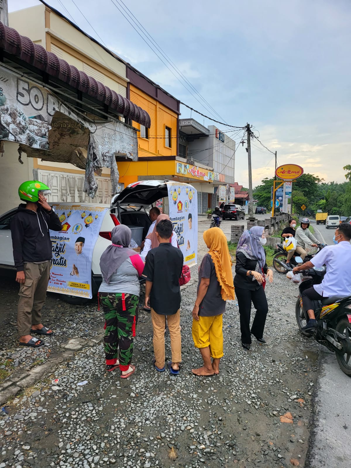 Sayfrizal Berbagi Takjil Bersama Tim Partai Gerindra Batu Bara