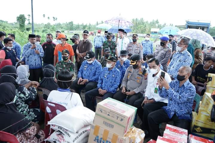 Bupati Serahkan Bantuan Kepada Korban Kebakaran di Desa Sei Apung Jaya