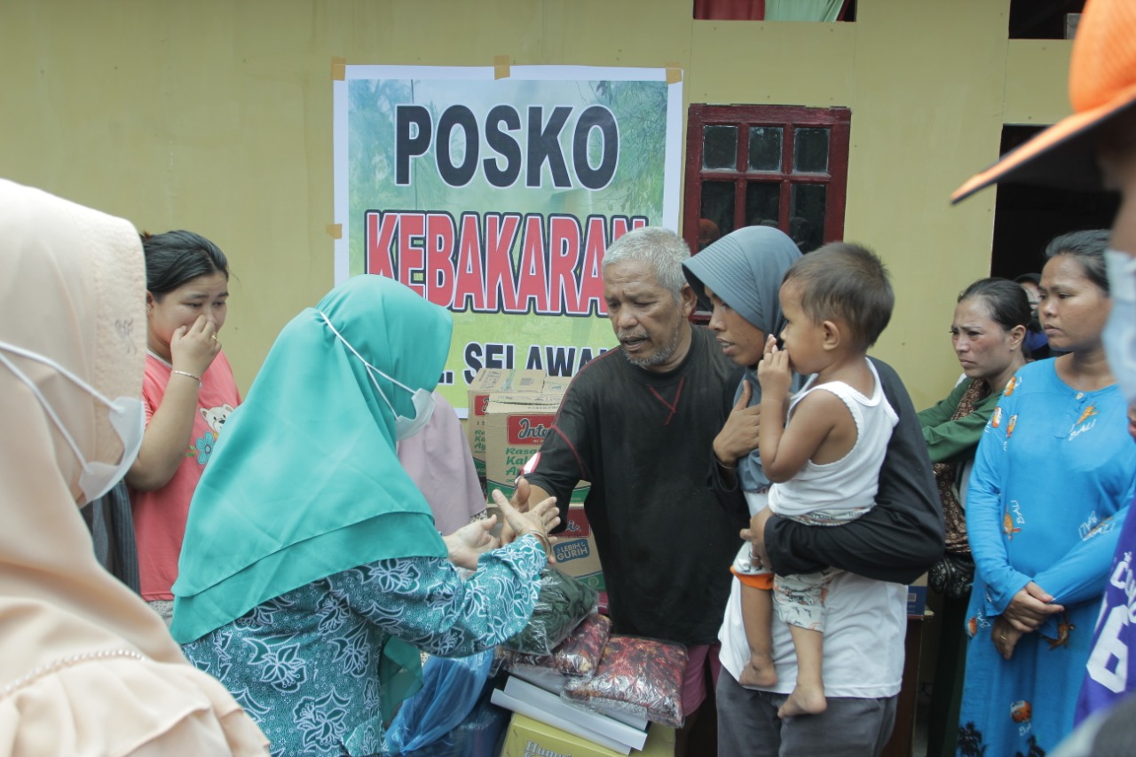 Ketua TP PKK Ringankan Korban Kebakaran di Kelurahan Selawan