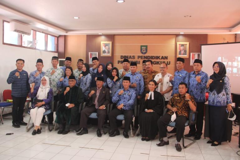 Pelantikan Kepsek Kadisdik Eri : Rotasi Merupakan Bentuk Penyegaran 