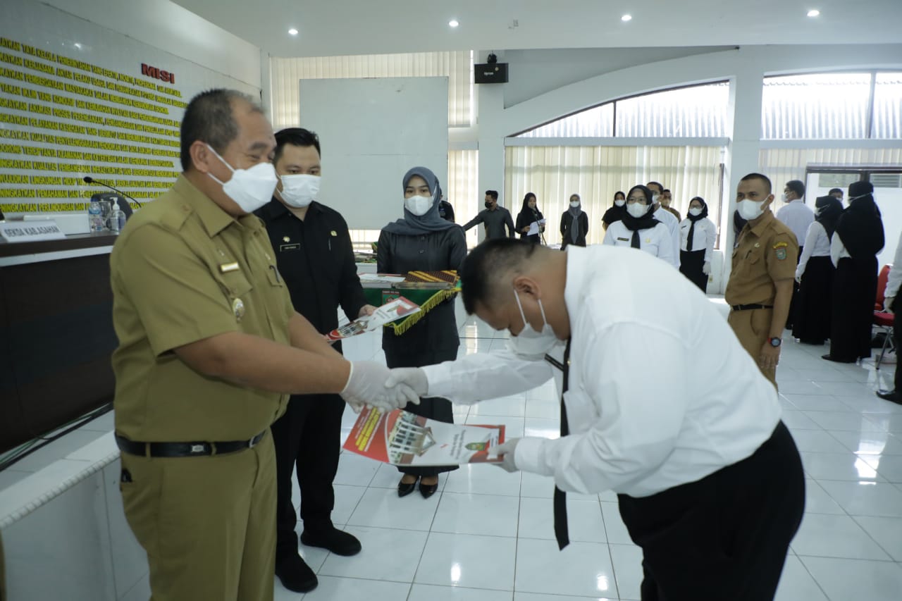 Wabup Asahan Serahkan Petikan Pengangkatan CPNS dan PPPK