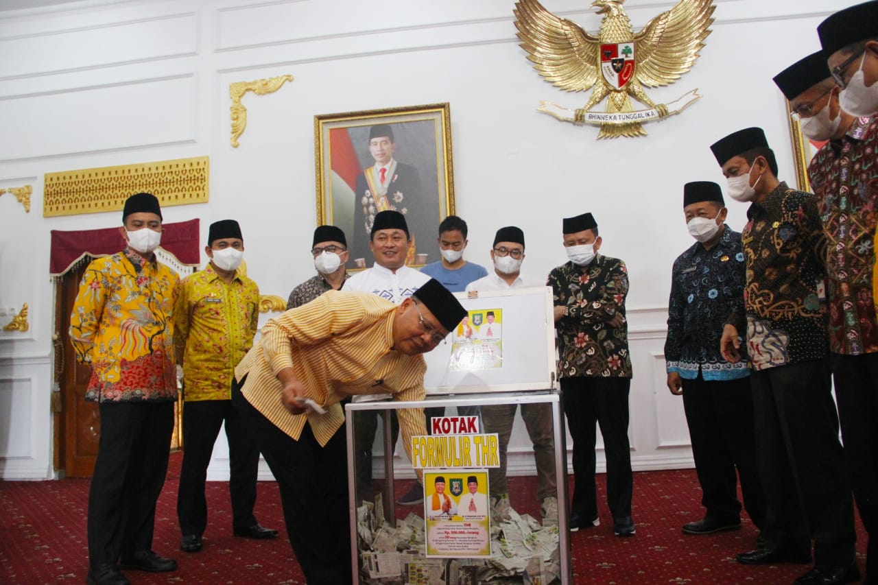 Gubernur Rohidin Persembahkan Uang THR Bagi 50 Masyarakat yang Beruntung