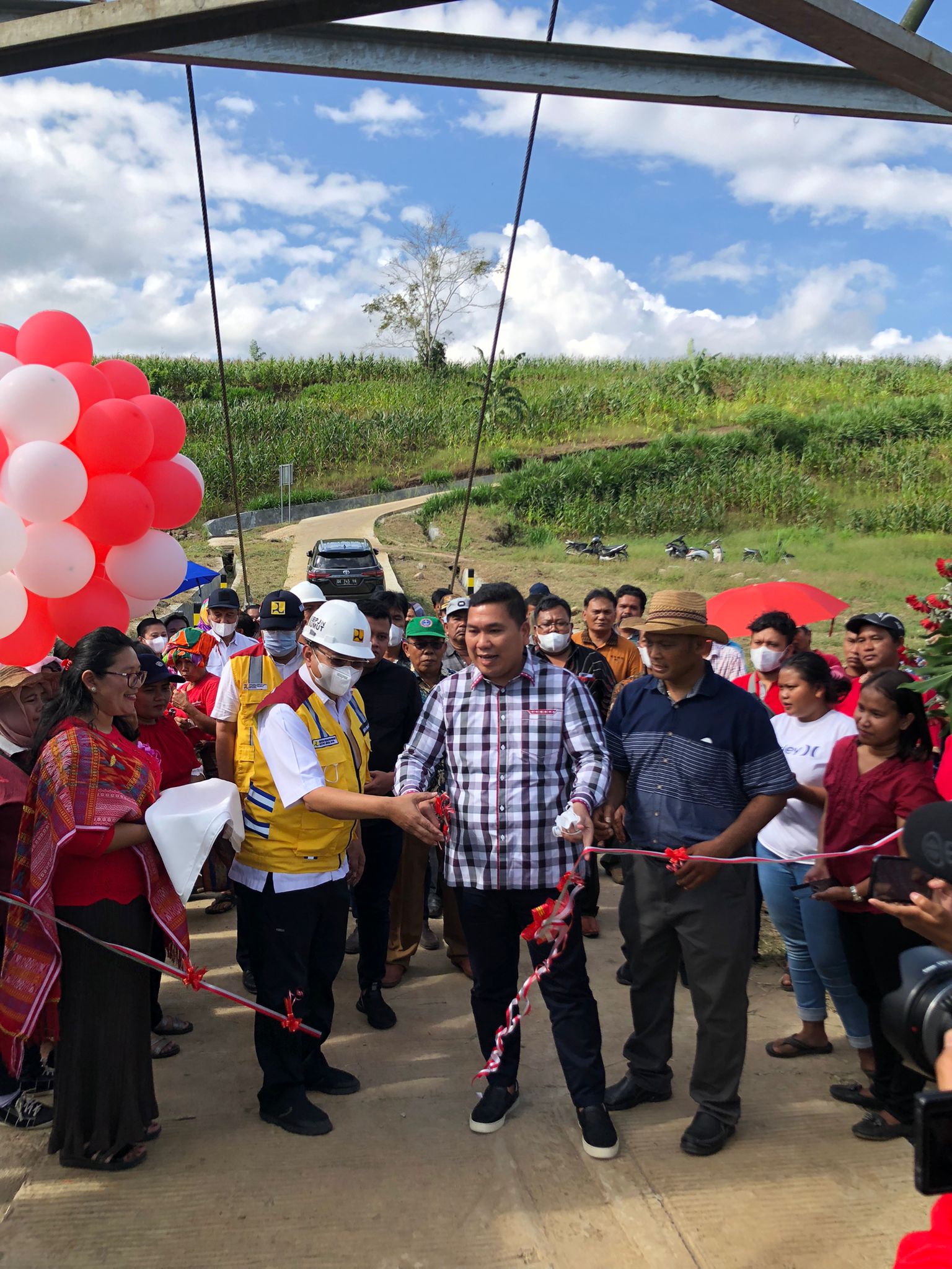 Bob Andika Bersama Kepala BBPJN Resmikan Jembatan Penghubung Desa Perbesi 