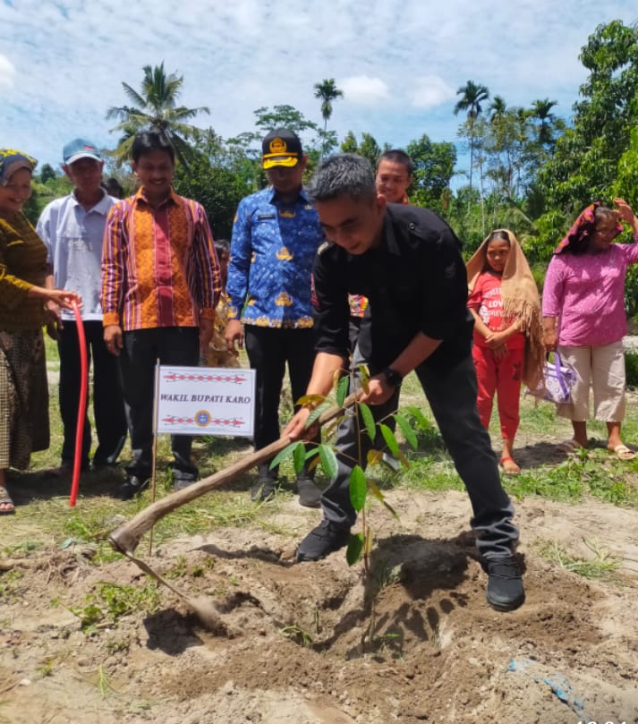 Tanam Pohon di Bantaran Sungai Lauborus Jandi Meriah Ini Harapan Wabup
