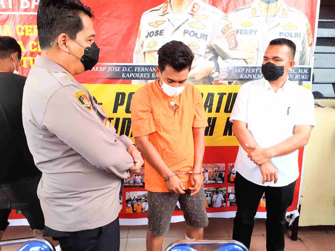 Kapolsek Labuhan Ruku Saat Memaparkan Kronologis Kejadian Saat Jumpa Pers (Foto : Zulfauzan)