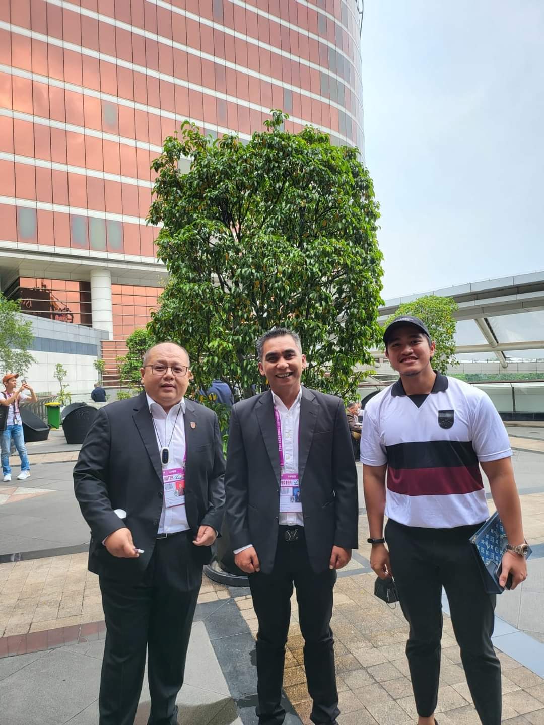 Foto Bersama CEO Bali United Yabes Tanuri (Kiri), Presiden Karo United Theopilus Ginting (Tengah), Dirut Persis Solo Kaesang Pangarep (Kanan) saat menghadiri Kongres Biasa PSSI (Foto : Dokumentasi)