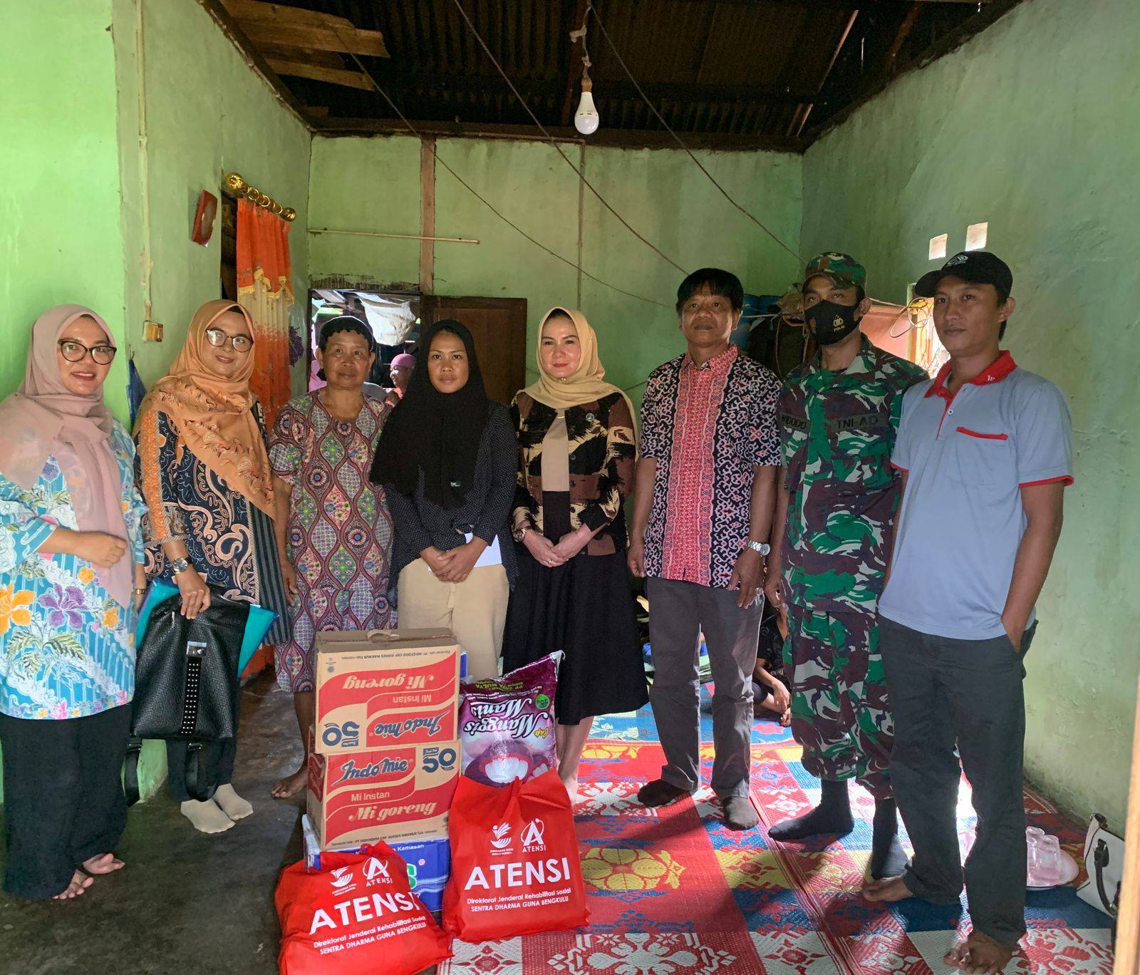 Penyerahan Bantuan Kepada Lansia Dan korban meninggal Karena Kanker ( Foto : MC Seluma )