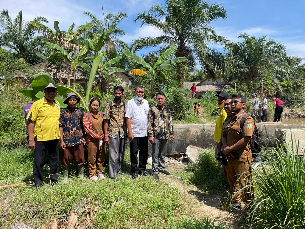 Ketua Fraksi Golkar DPRD Sumatera Utara (Sumut), Dhodi Taher didampingi Wakil Ketua DPRD Kabupaten Batu Bara, Ismar Khomri bersama Kelompok tani meninjau lokasi tanggul jebol (foto/Zfn)